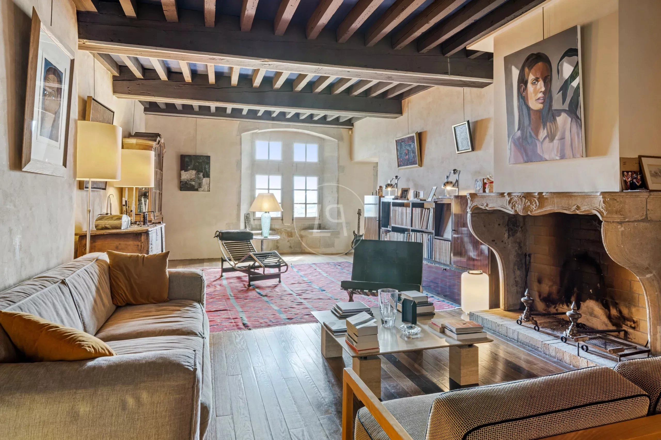 Wohnzimmer mit Kamin und sichtbaren Holzbalken