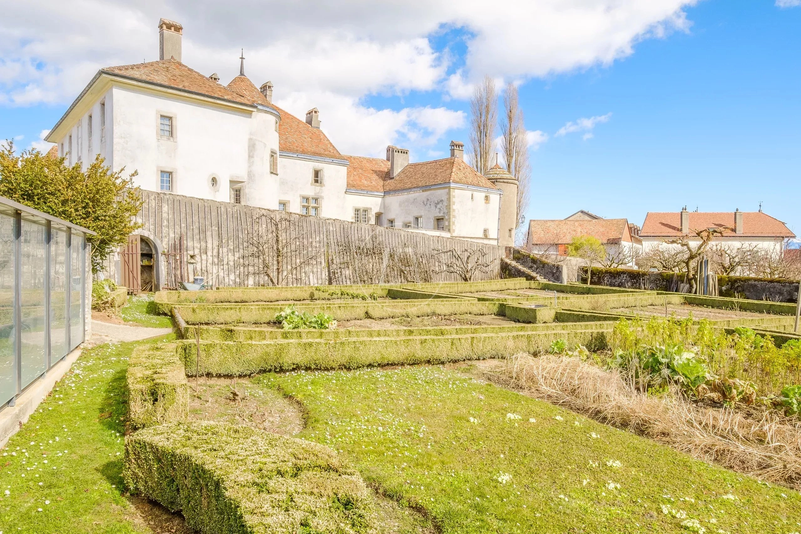 Historisches Schloss mit formaler Gartenanlage