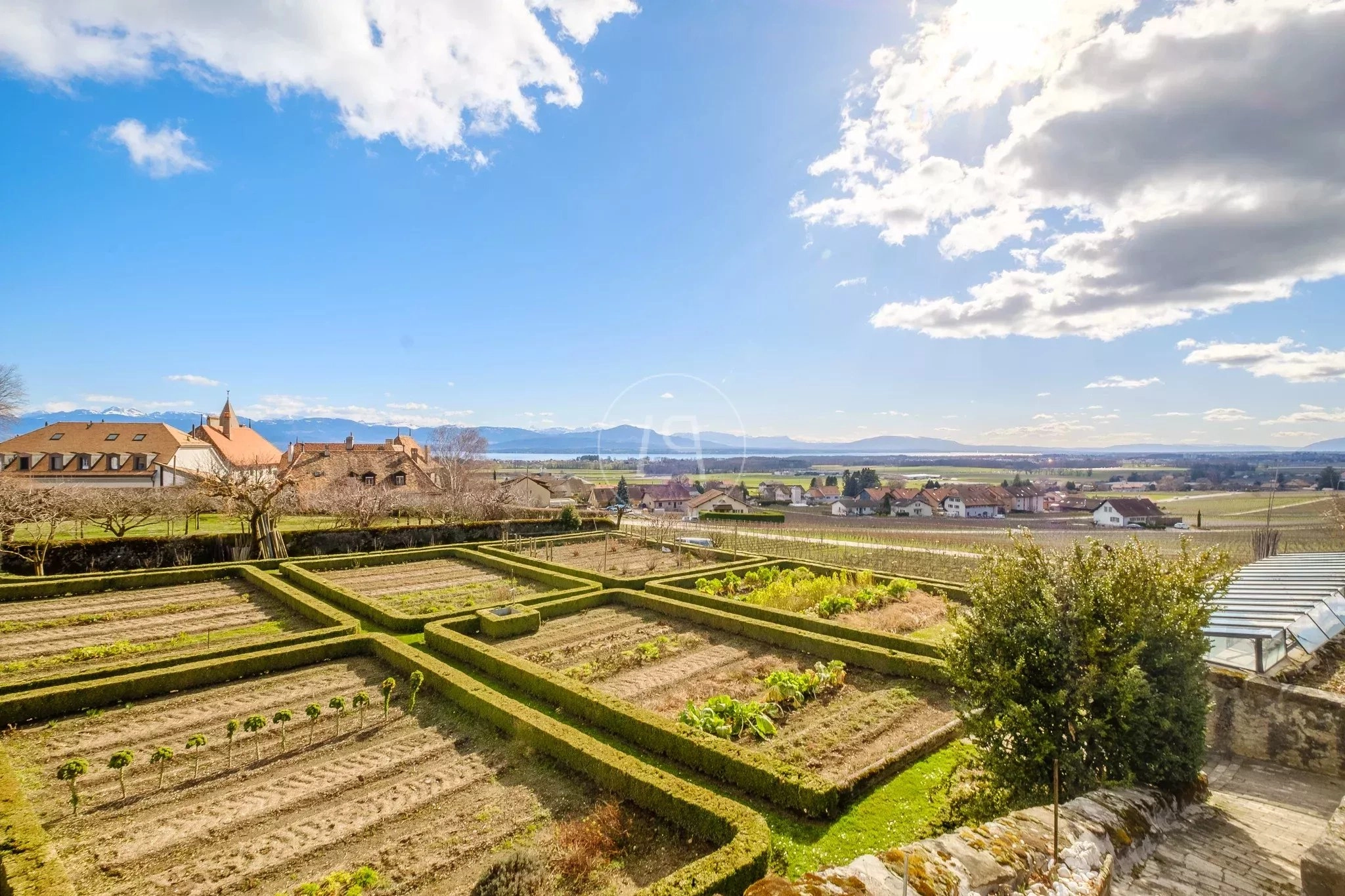 Landschaft mit Blick über einen formalen Garten