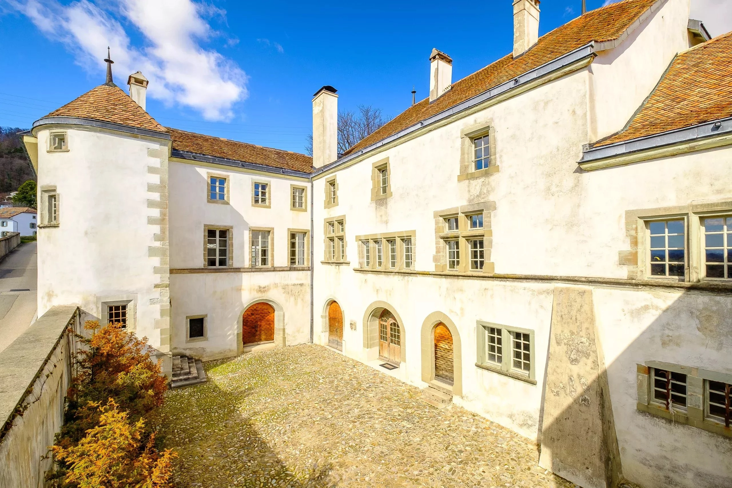Historischer Innenhof eines Schlosses oder Herrenhauses