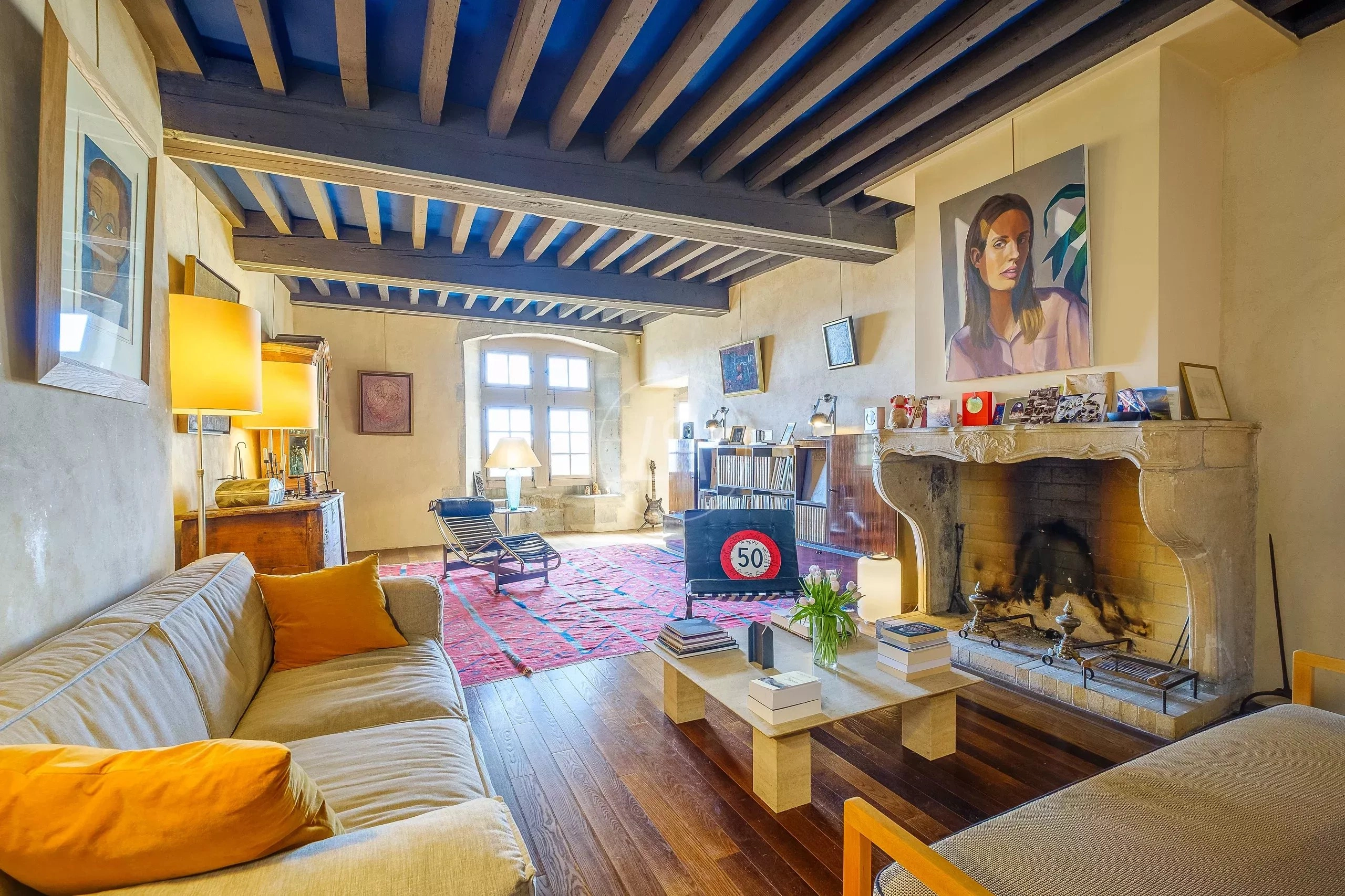 Gemütliches Wohnzimmer mit Kamin und Kunst
