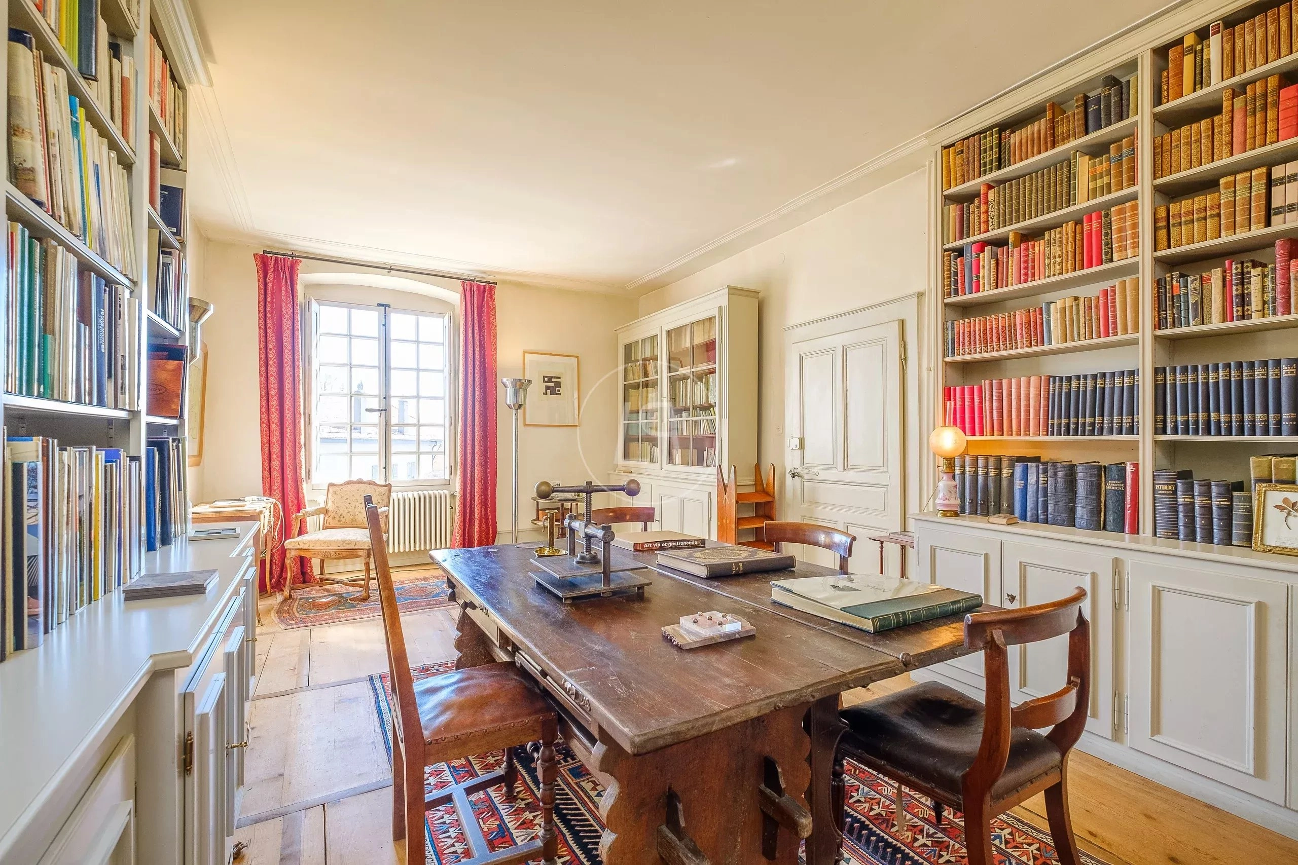 Klassisches Arbeitszimmer mit Bibliotheksregalen