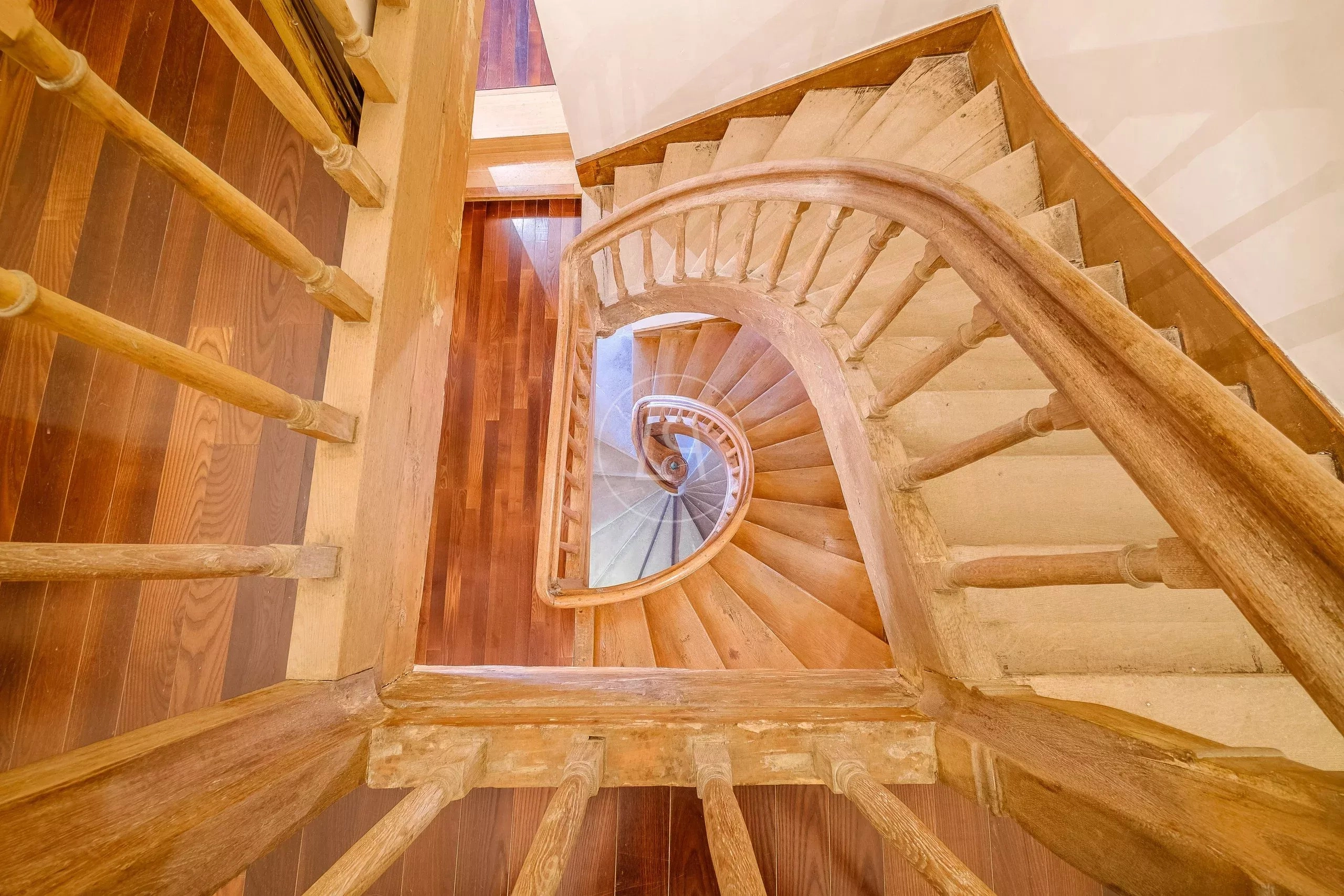 Holztreppe im Treppenhaus