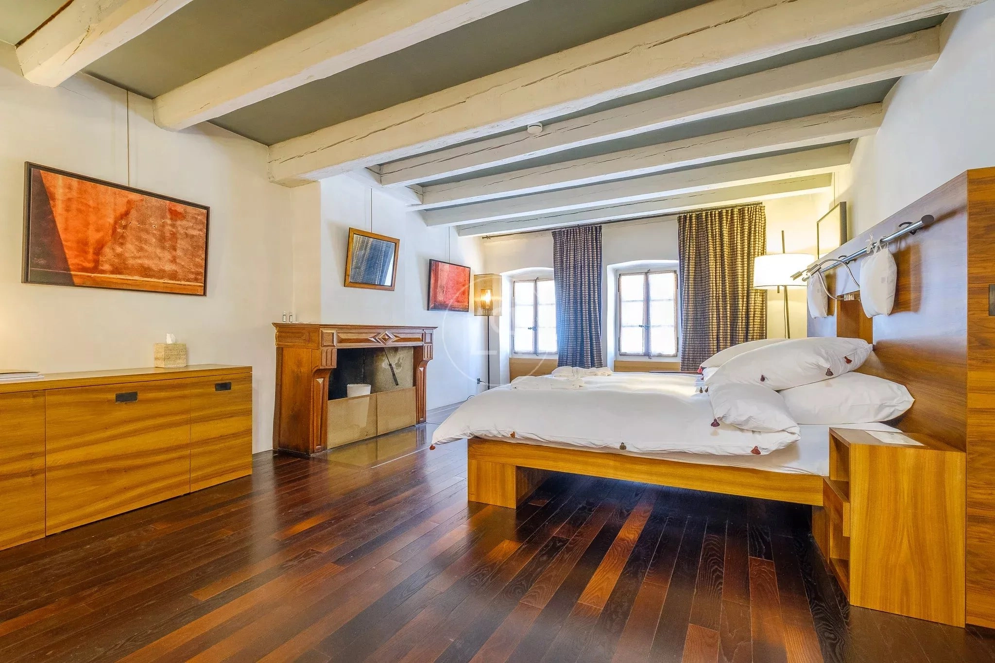Schlafzimmer mit Holzbalkendecke
