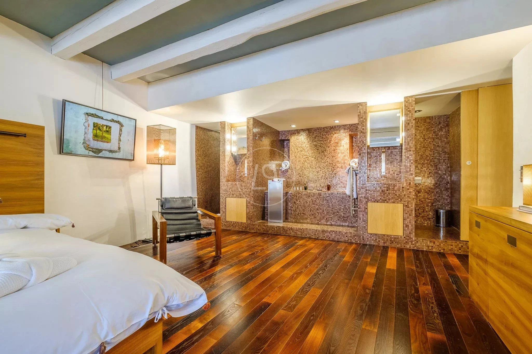 Schlafzimmer mit offenem Badbereich