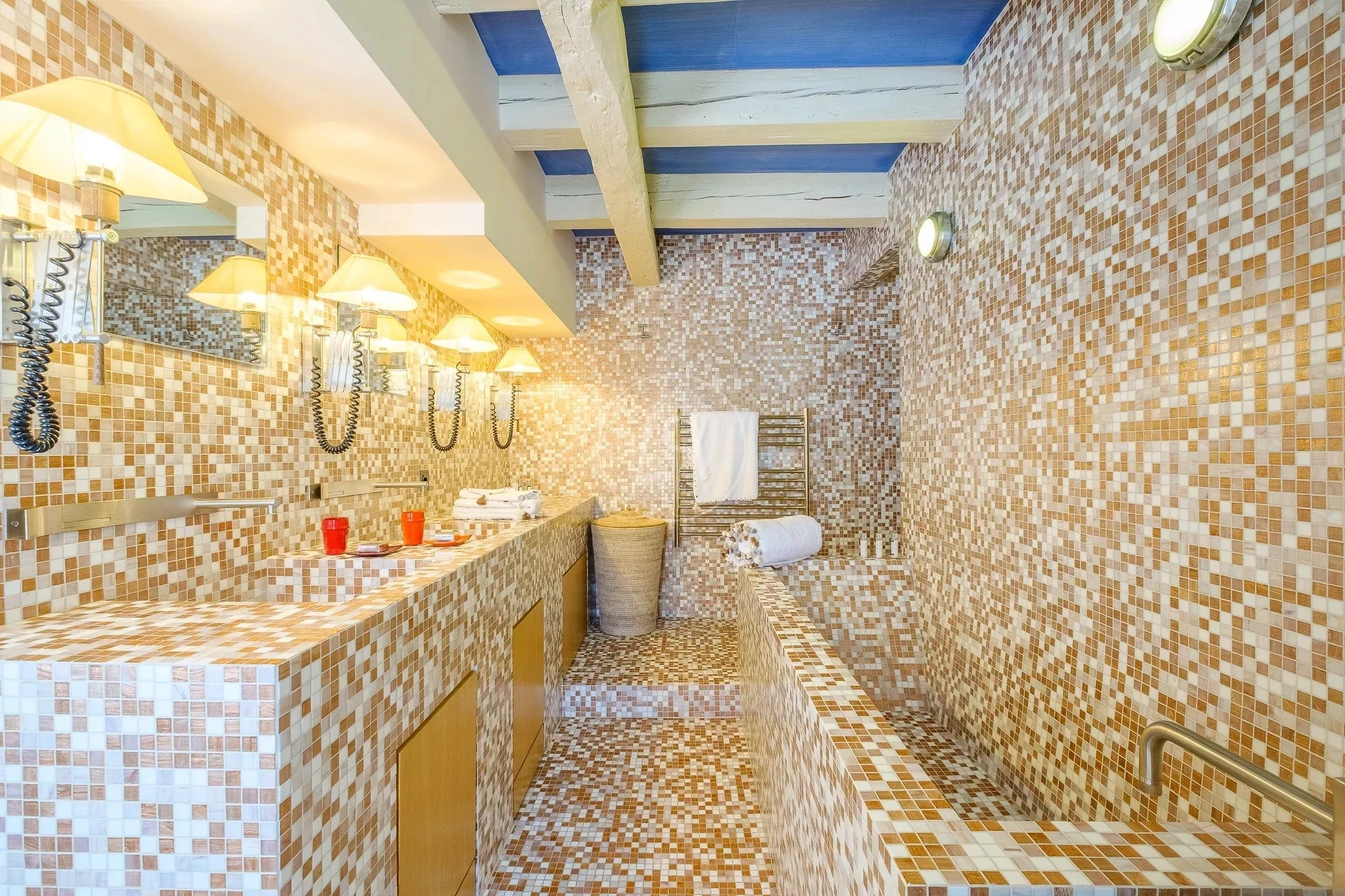 Wellnessbereich mit Mosaikfliesen