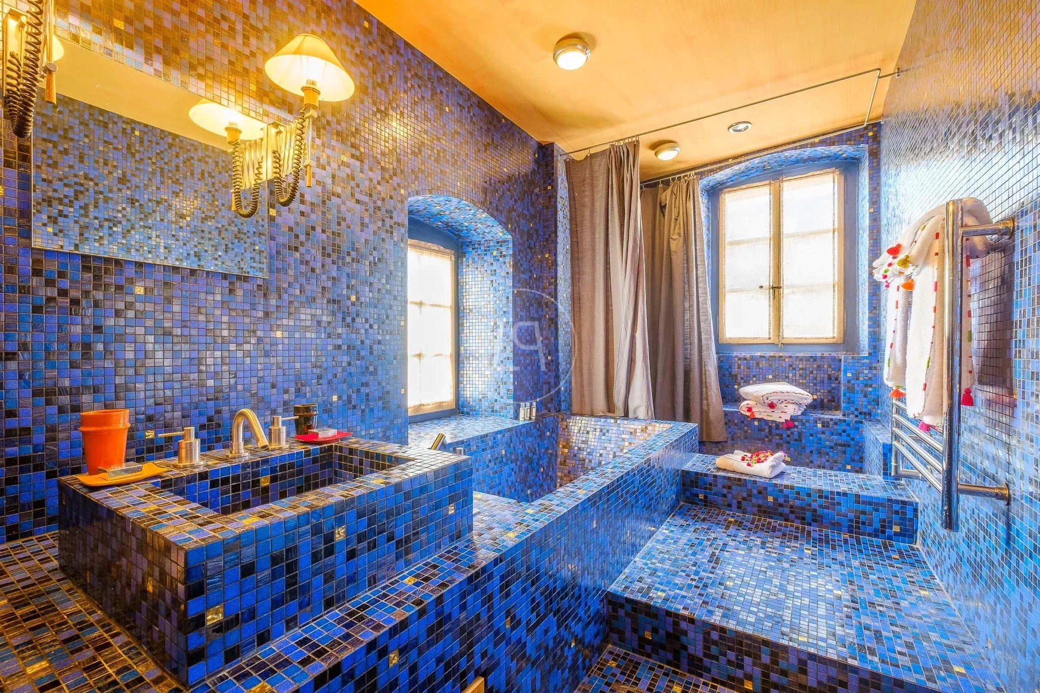 Luxuriöses Badezimmer mit blauen Mosaikfliesen