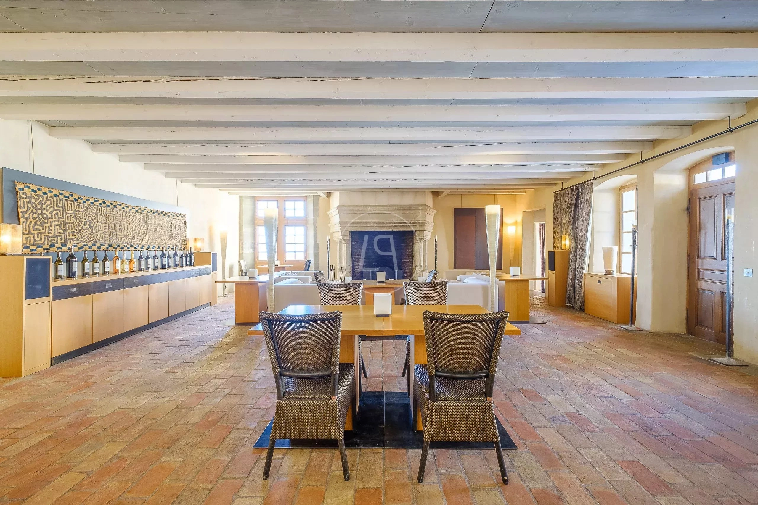 Eleganter Speisesaal mit Kamin