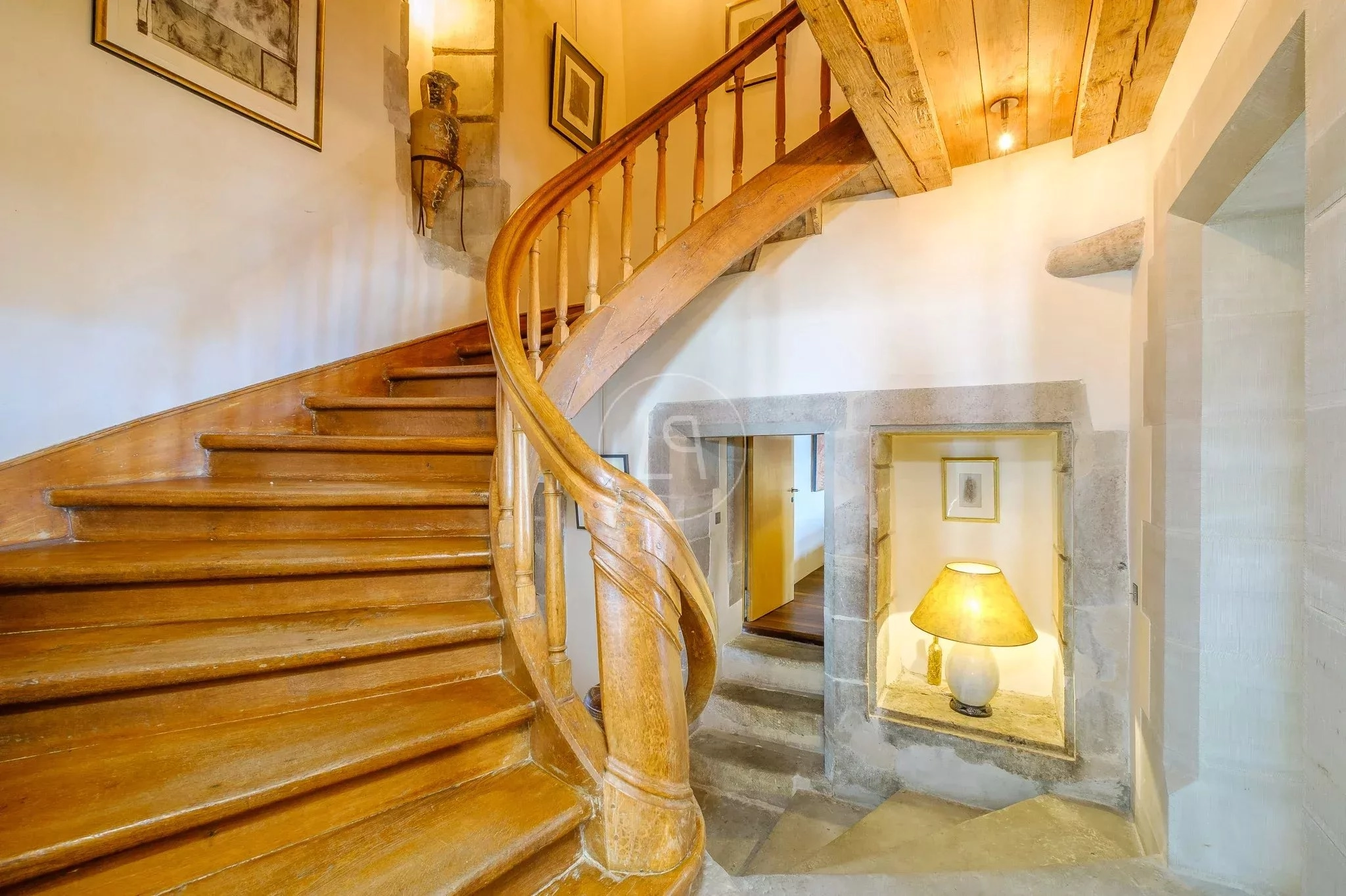 Historische Treppe mit Stein- und Holzelementen