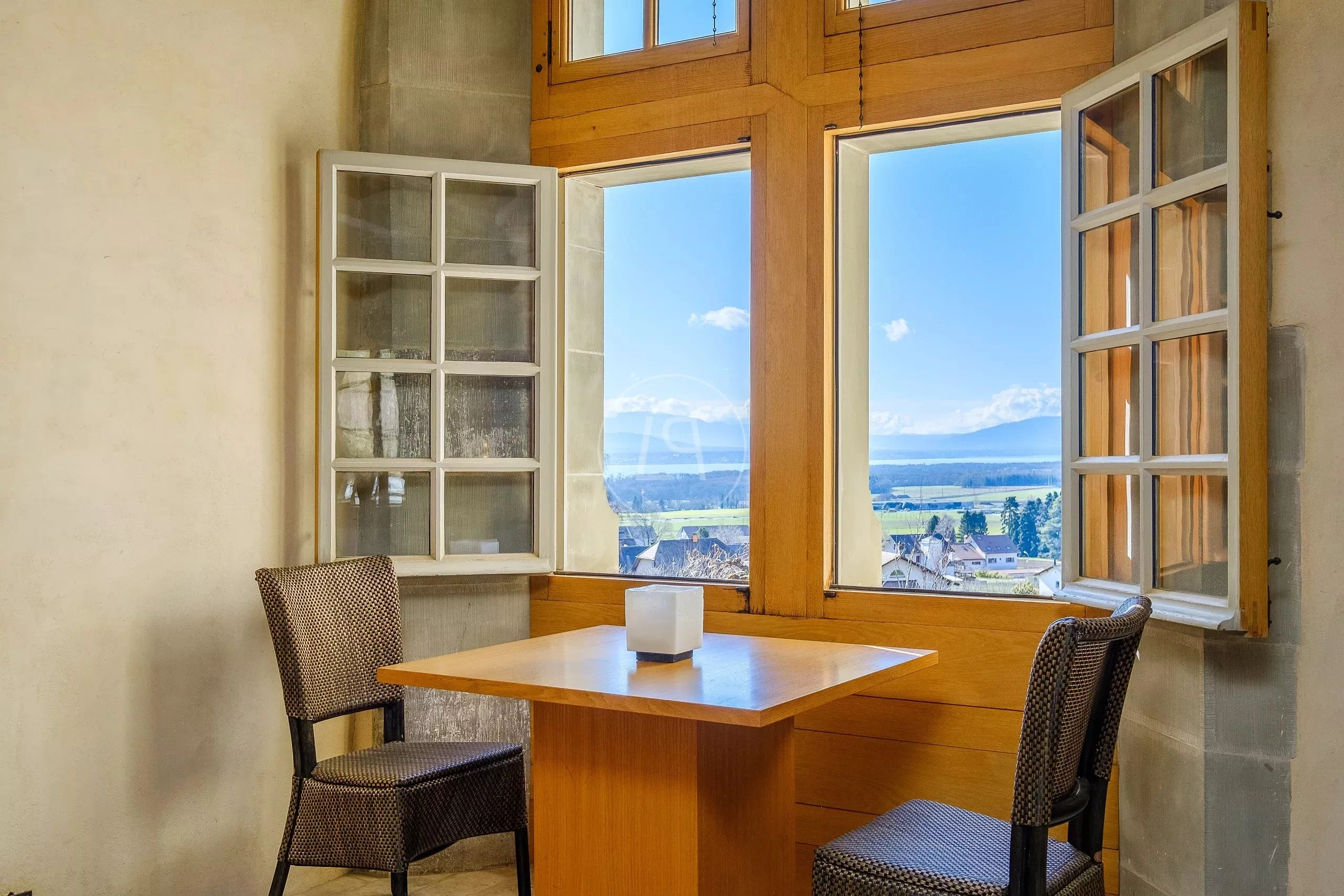 Gemütliche Sitznische am Fenster mit Alpenblick