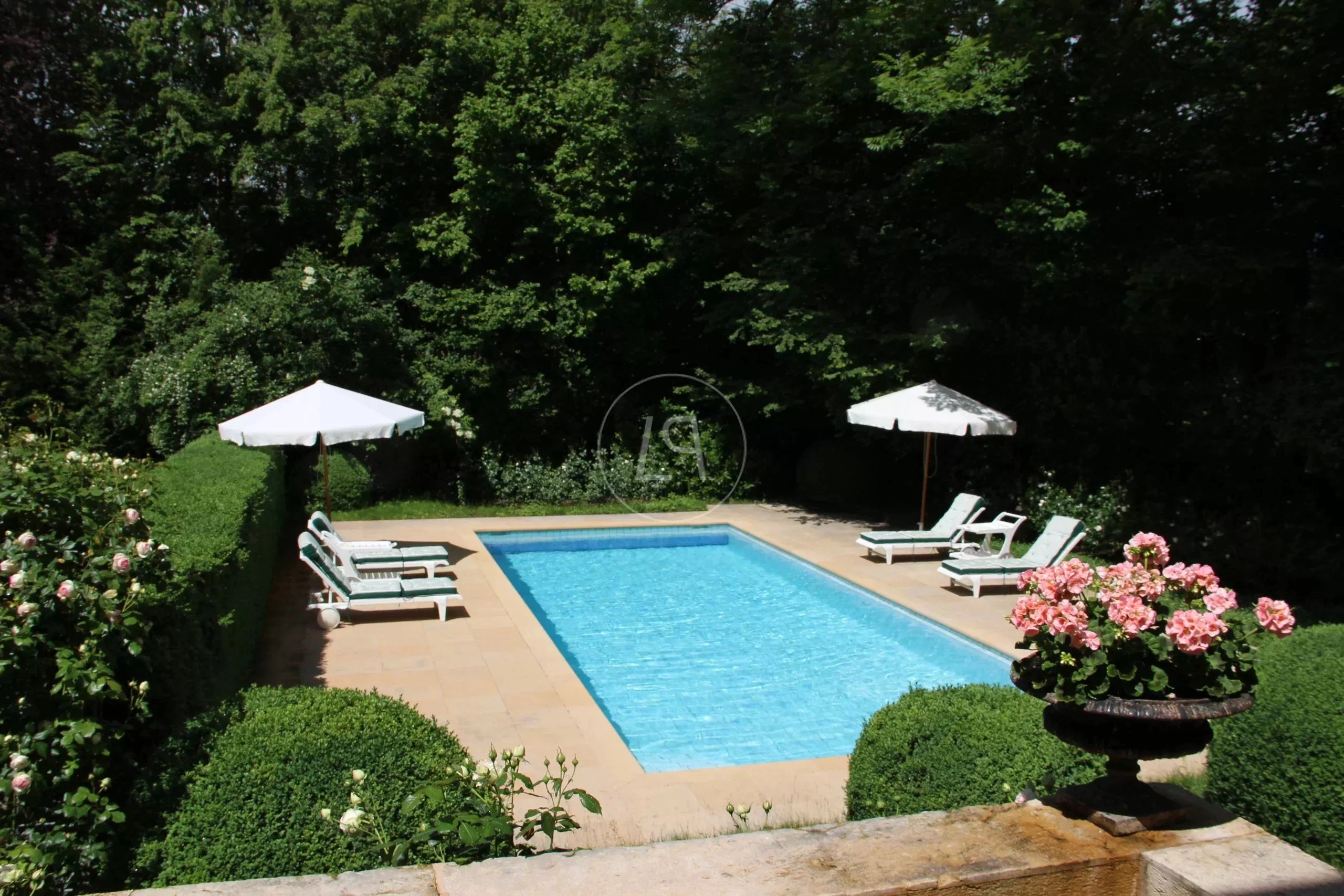 Außenbereich mit Pool und Gartenlounge