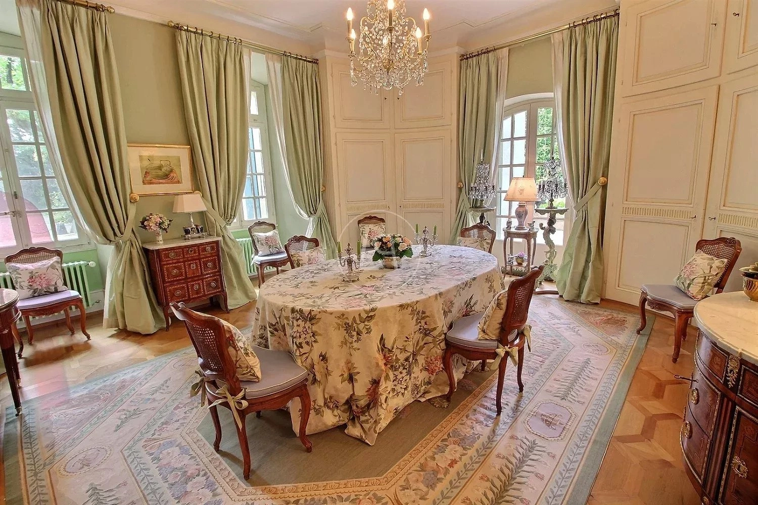 Klassisches Esszimmer mit Tischdecke und Kronleuchter