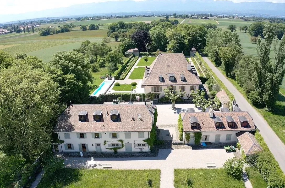 Ländliches Anwesen mit Bauernhaus und Nebengebäuden