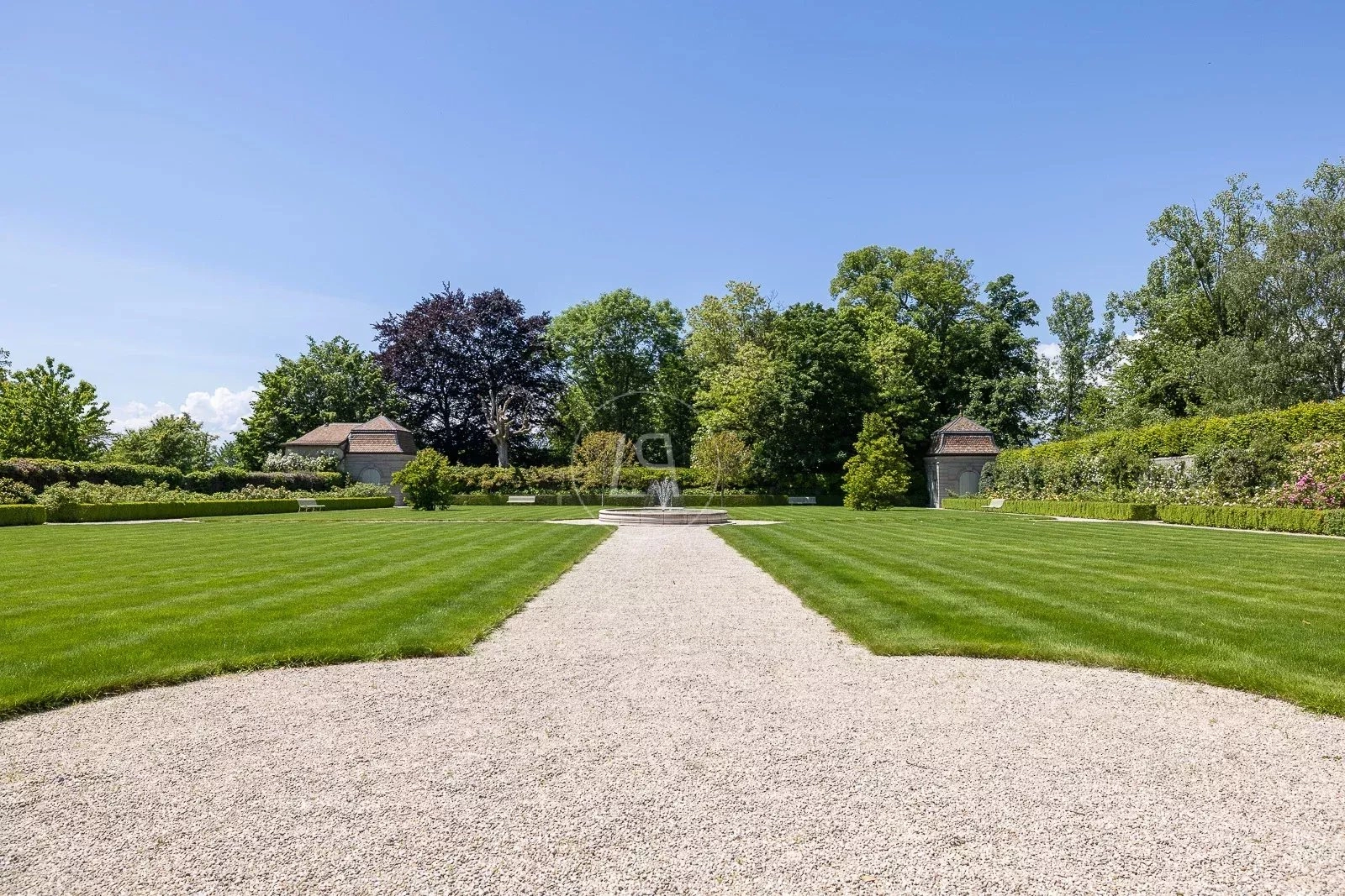 Formal gestalteter Garten mit zentralem Brunnen