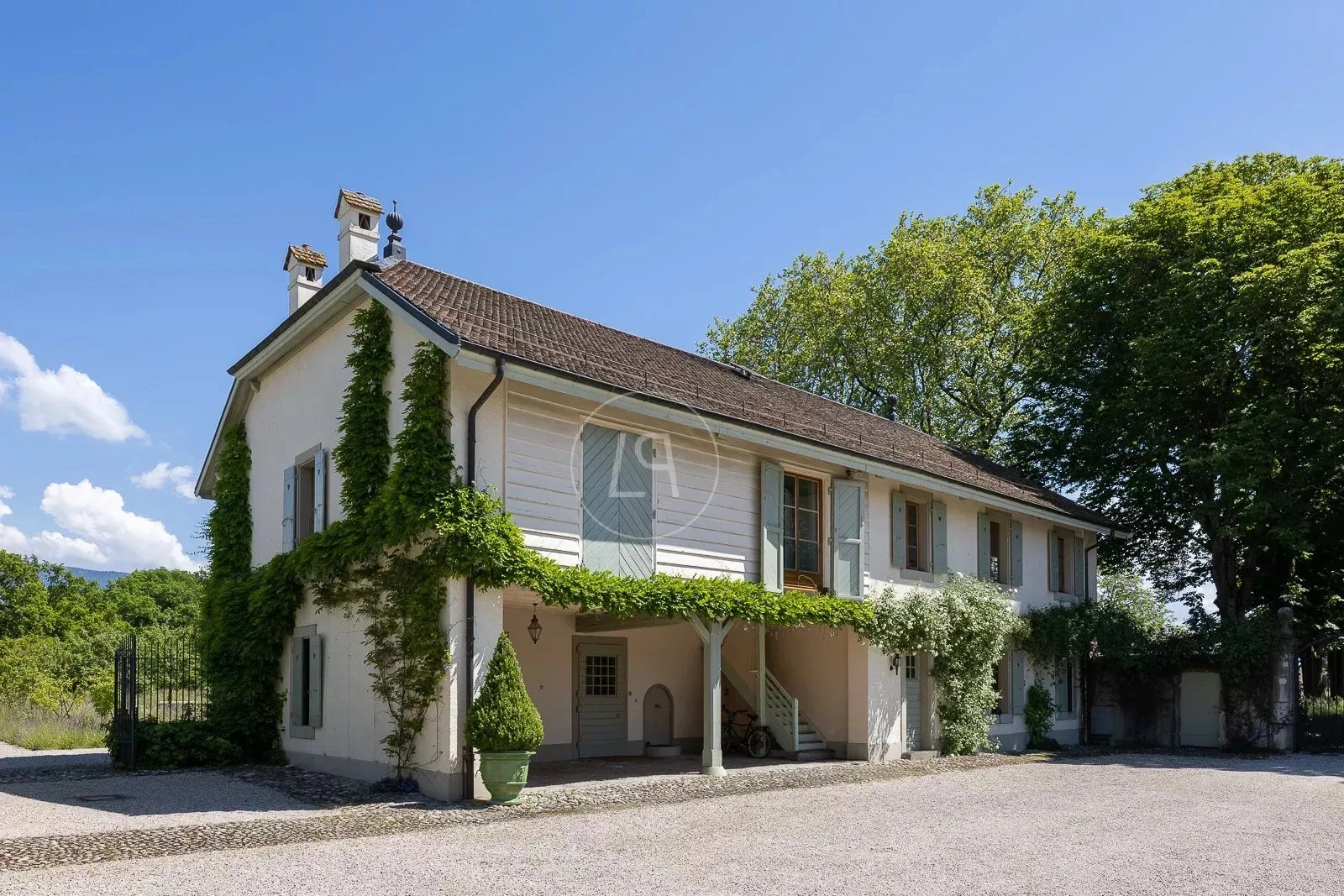 Ländliches Haus mit begrüntem Bewuchs und Satteldach