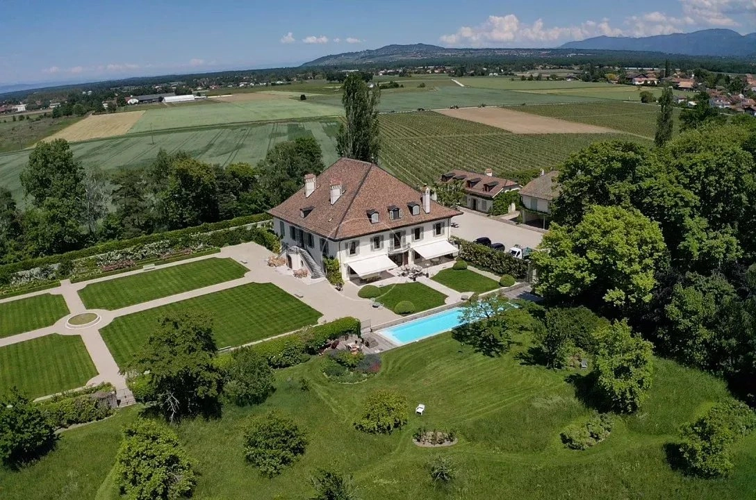 Luftaufnahme eines Landhauses mit Garten und Pool