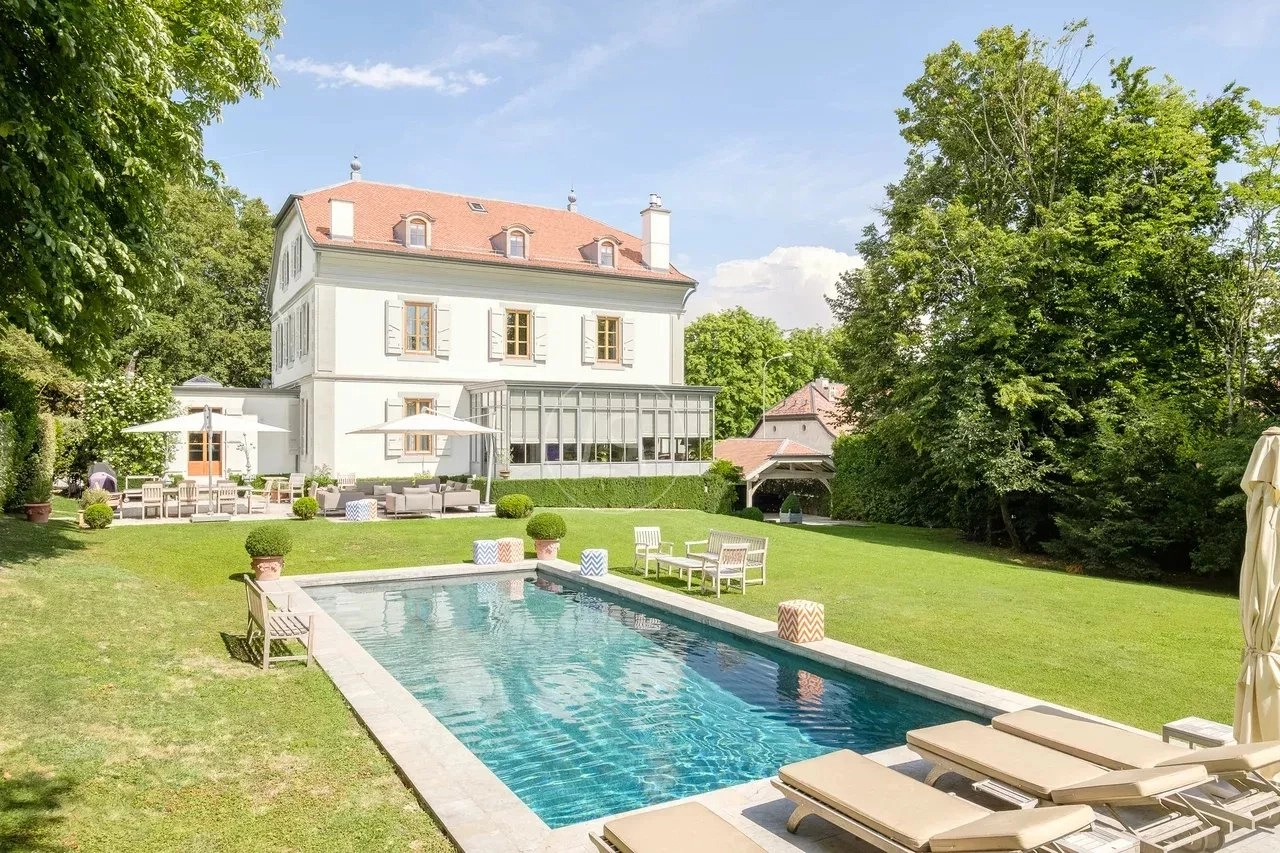 Elegantes Herrenhaus mit Pool im Garten