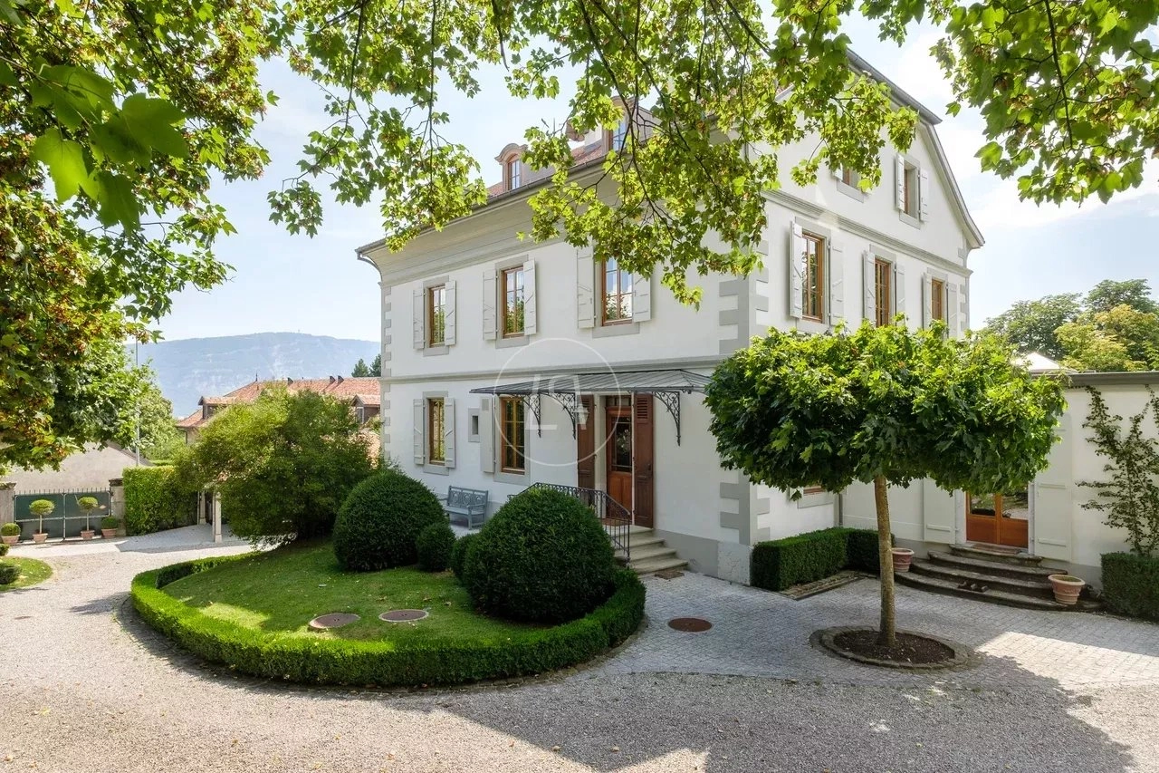 Elegantes Herrenhaus mit Garten