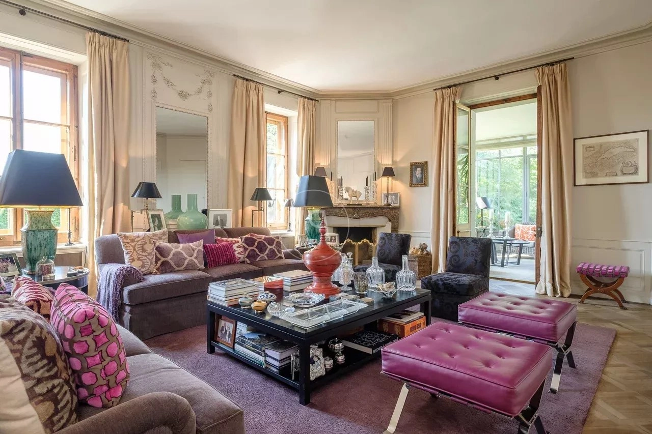 Elegantes Wohnzimmer mit klassischen Details