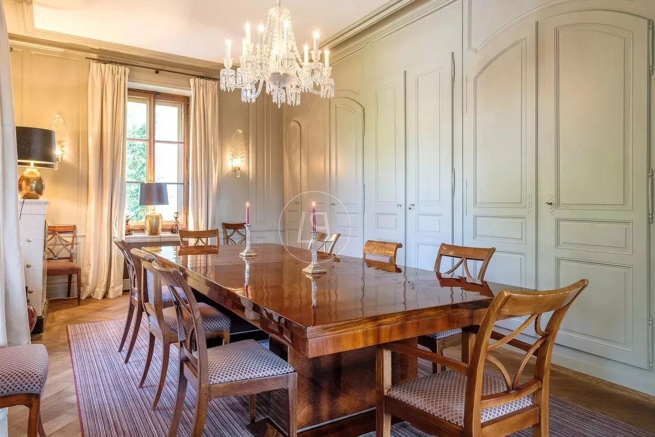 Elegantes Esszimmer mit Kronleuchter