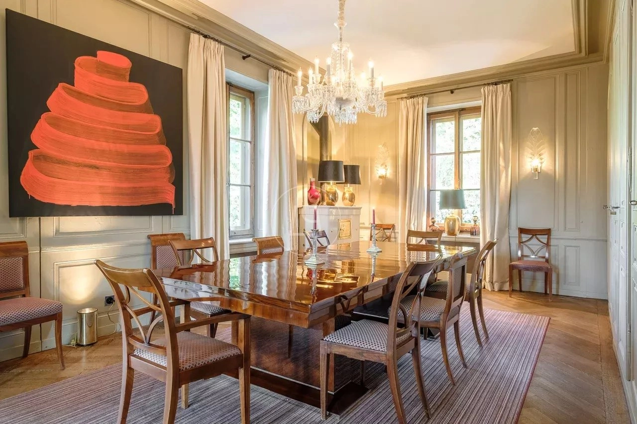 Elegantes Speisezimmer mit Kronleuchter