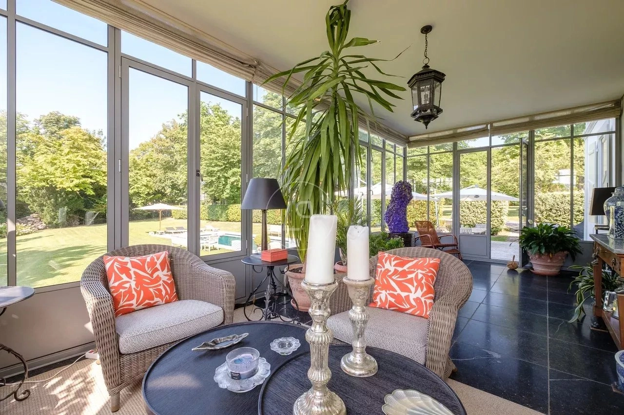 Verglaster Wohnbereich mit Gartenblick