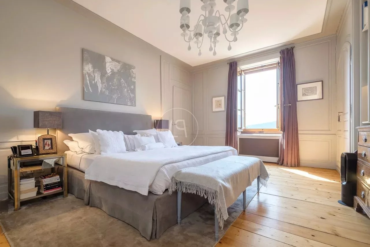 Helles Schlafzimmer mit klassischer Stuckoptik