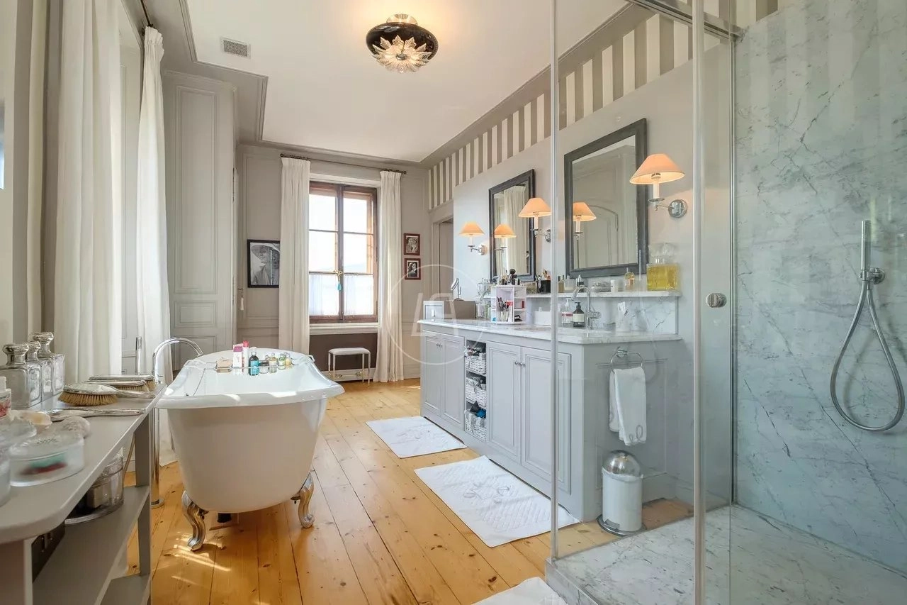 Helles Badezimmer mit freistehender Wanne und Glasdusche