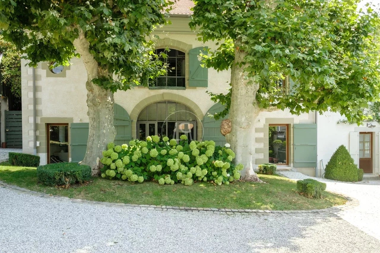 Historische Fassade mit grünen Fensterläden