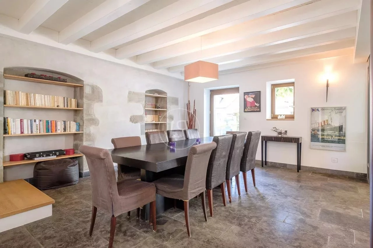 Esszimmer mit langem Tisch und Bücherregalen