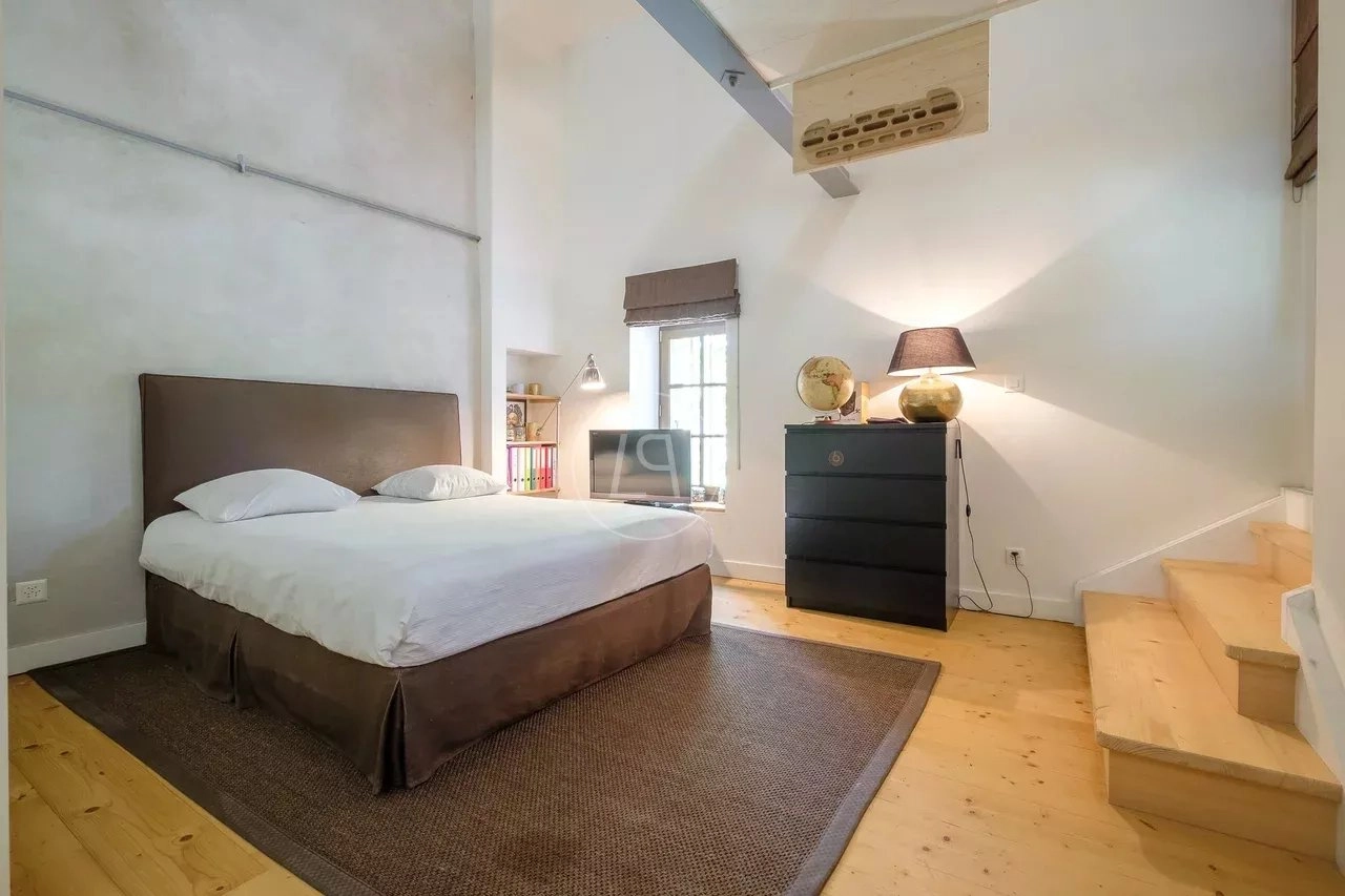Schlafzimmer mit Galerie und Treppe