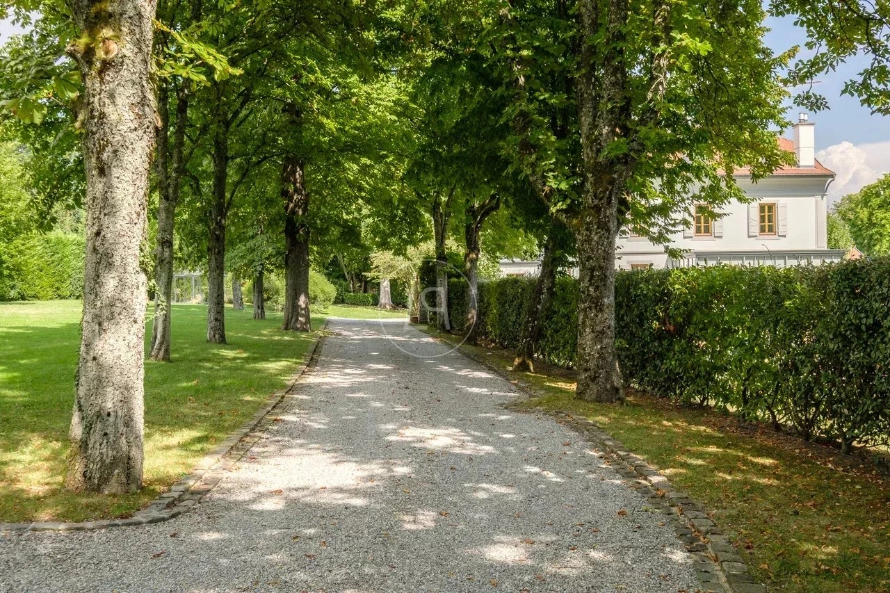 Parkähnliche Zufahrt mit repräsentativem Anwesen
