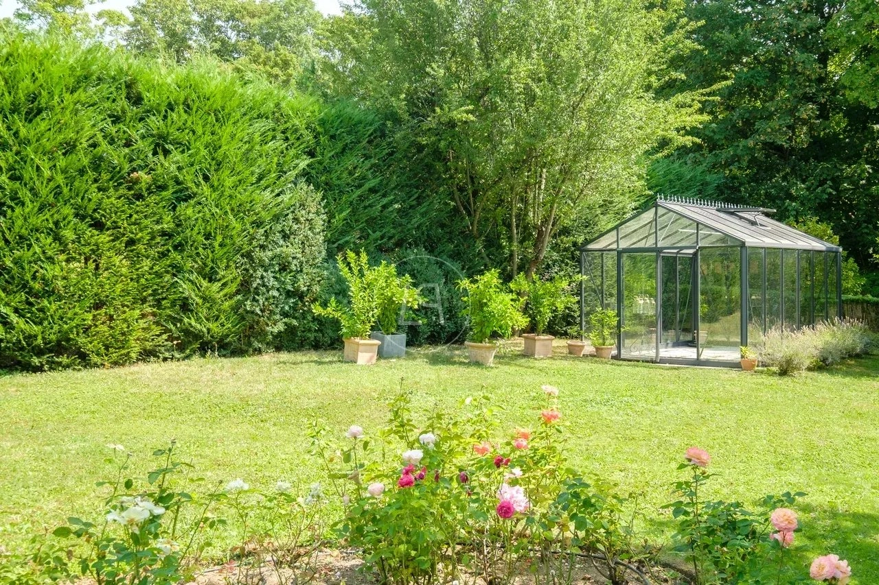 Garten mit Gewächshaus