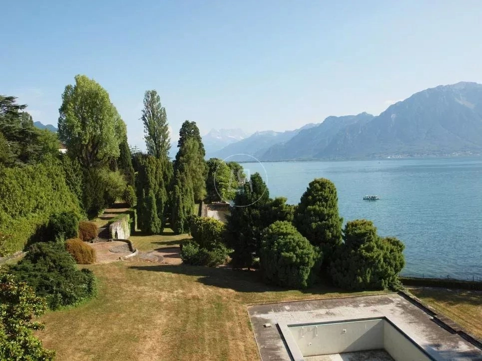 Seeblick mit Garten und Pool
