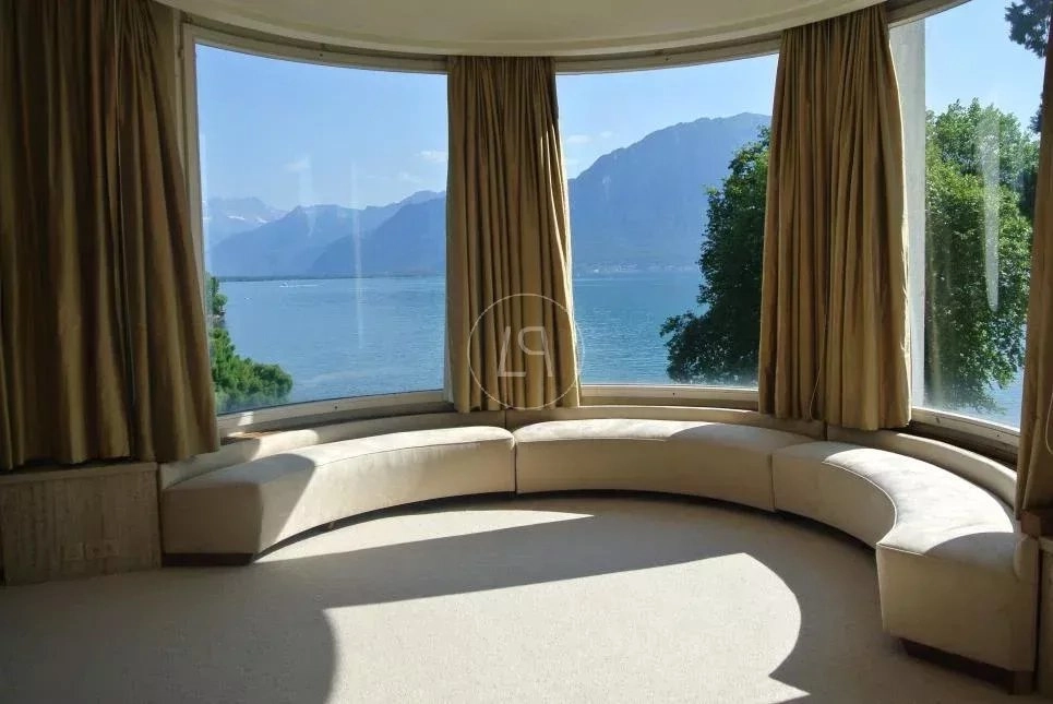 Runder Wohnbereich mit Panoramablick auf See und Berge