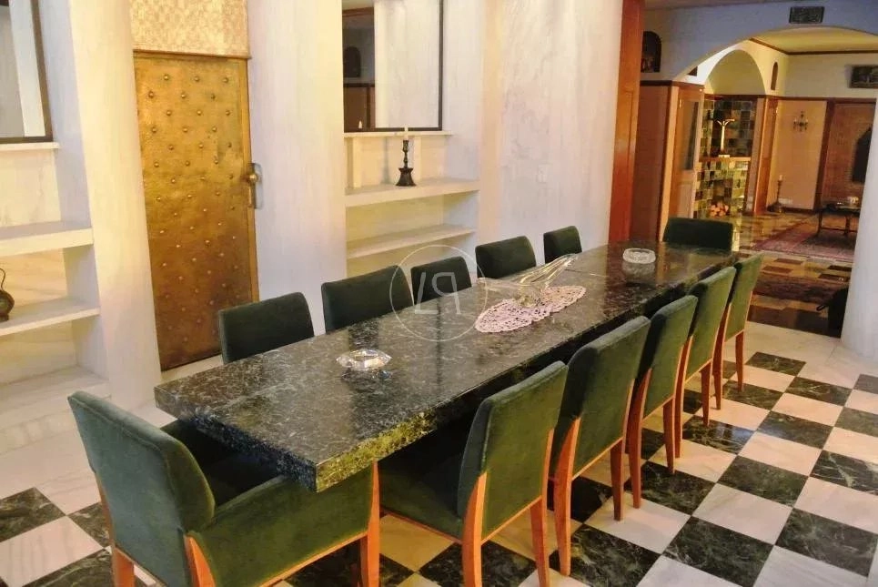 Esszimmer mit langem Tisch