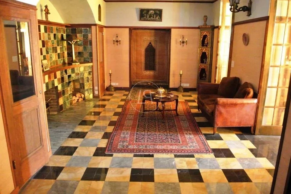 Orientalisch gestalteter Wohnraum mit Kamin und Teppich