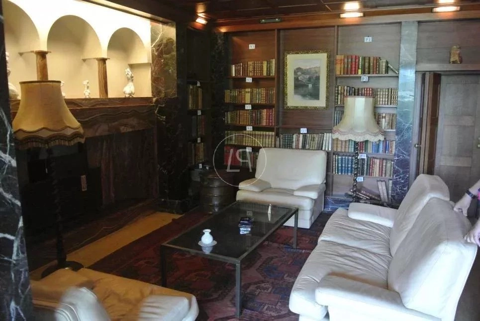 Klassisches Wohnzimmer mit Bibliothekswand und Kamin