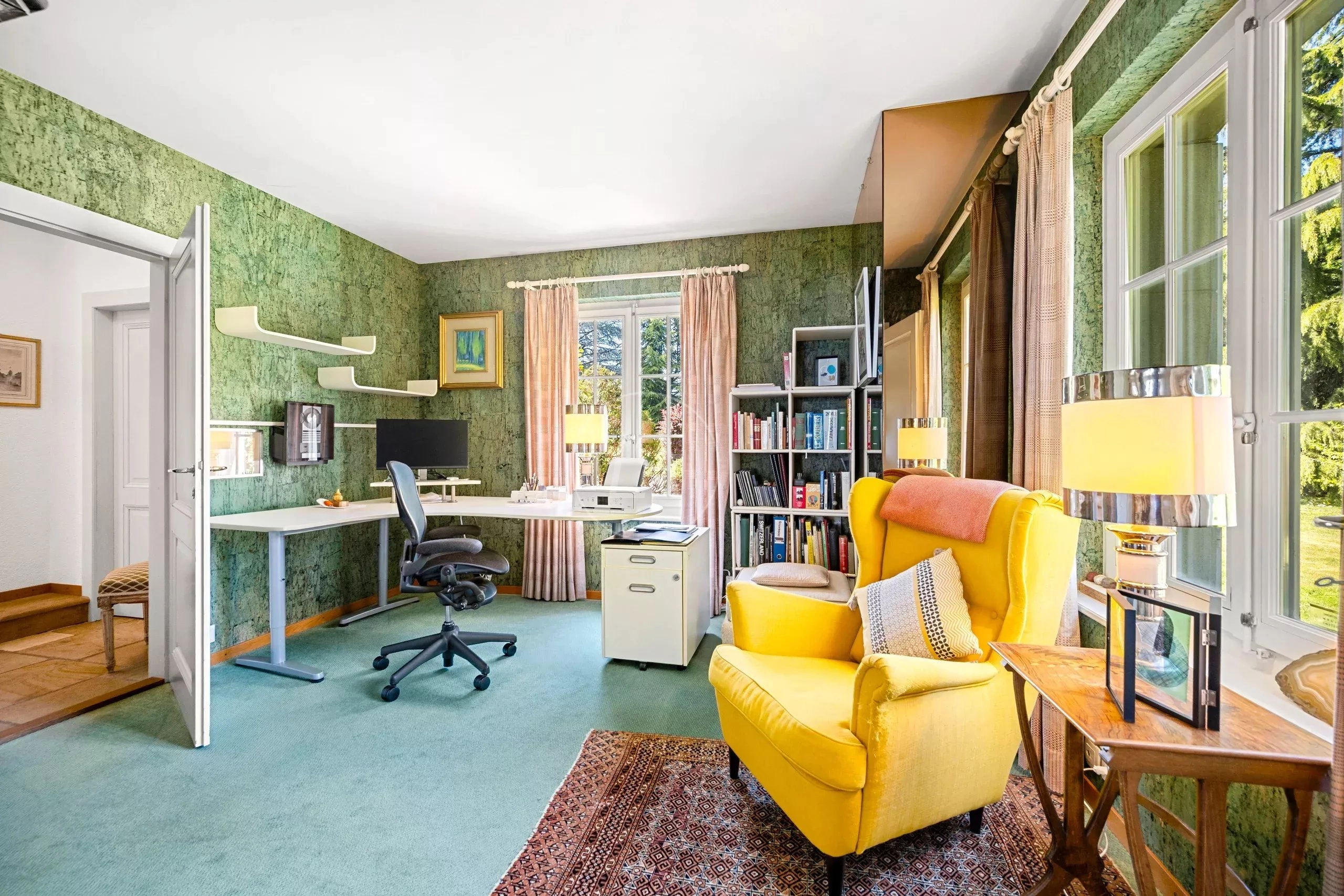 Helles Arbeitszimmer mit Blick ins Grüne