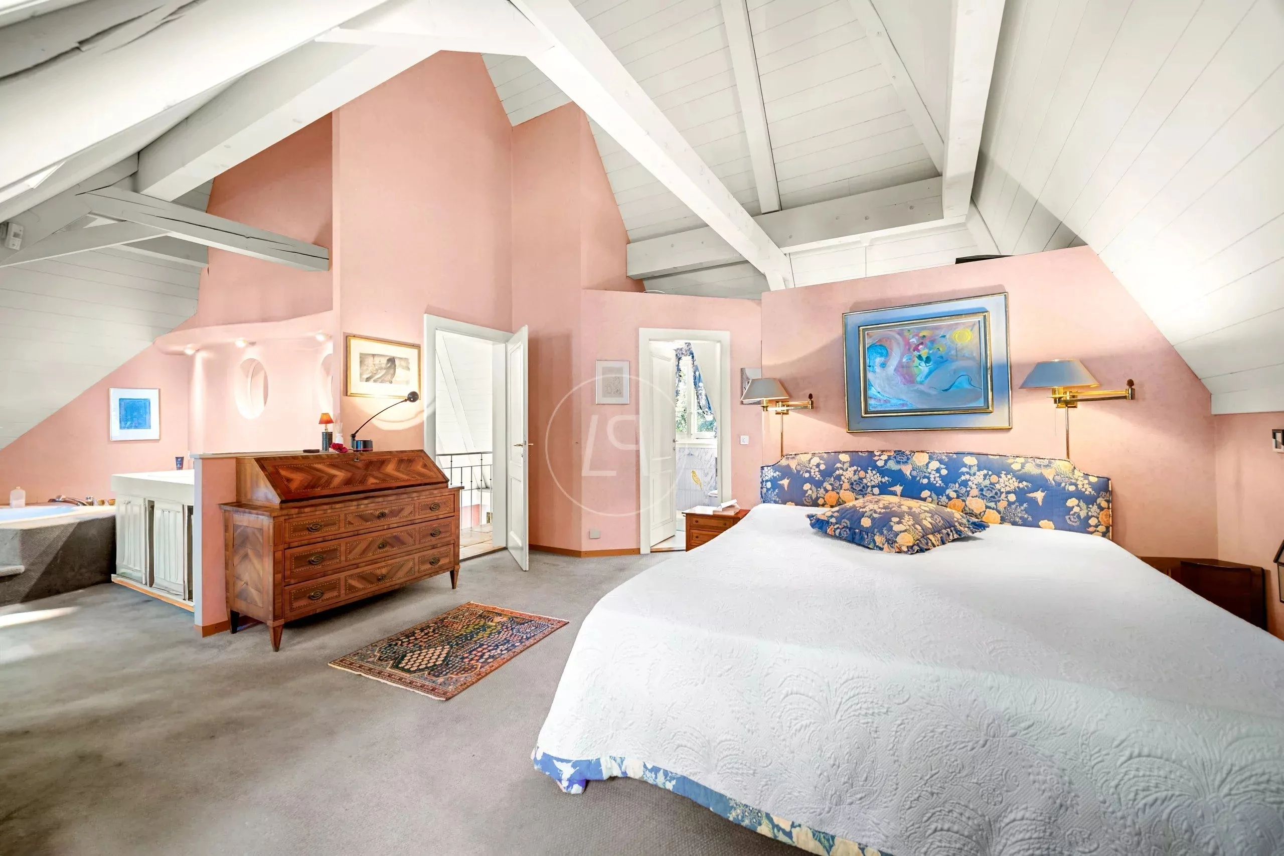 Dachschlafzimmer mit rosa Wänden und sichtbarer Holzbalkendecke