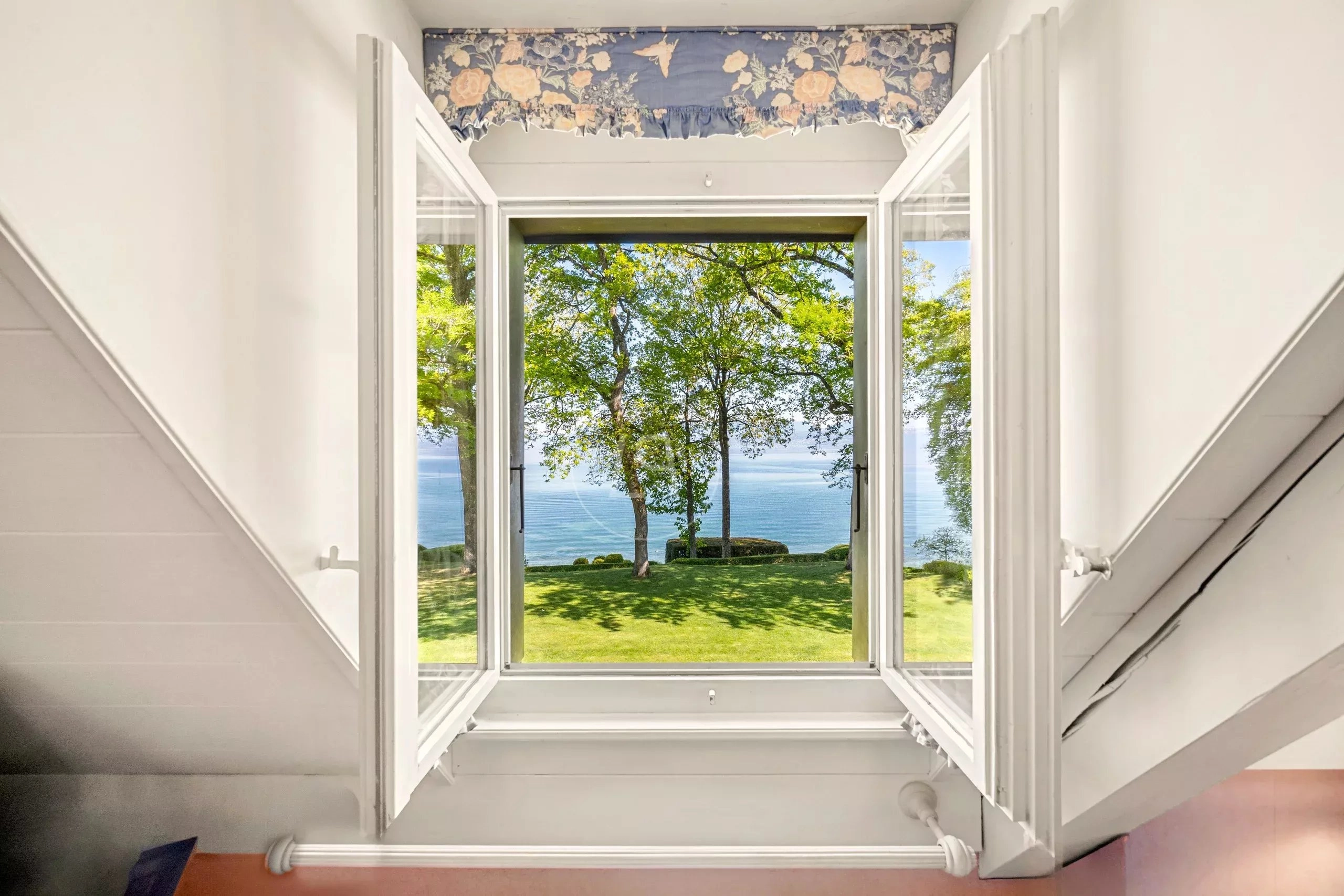 Dachfenster mit Seeblick