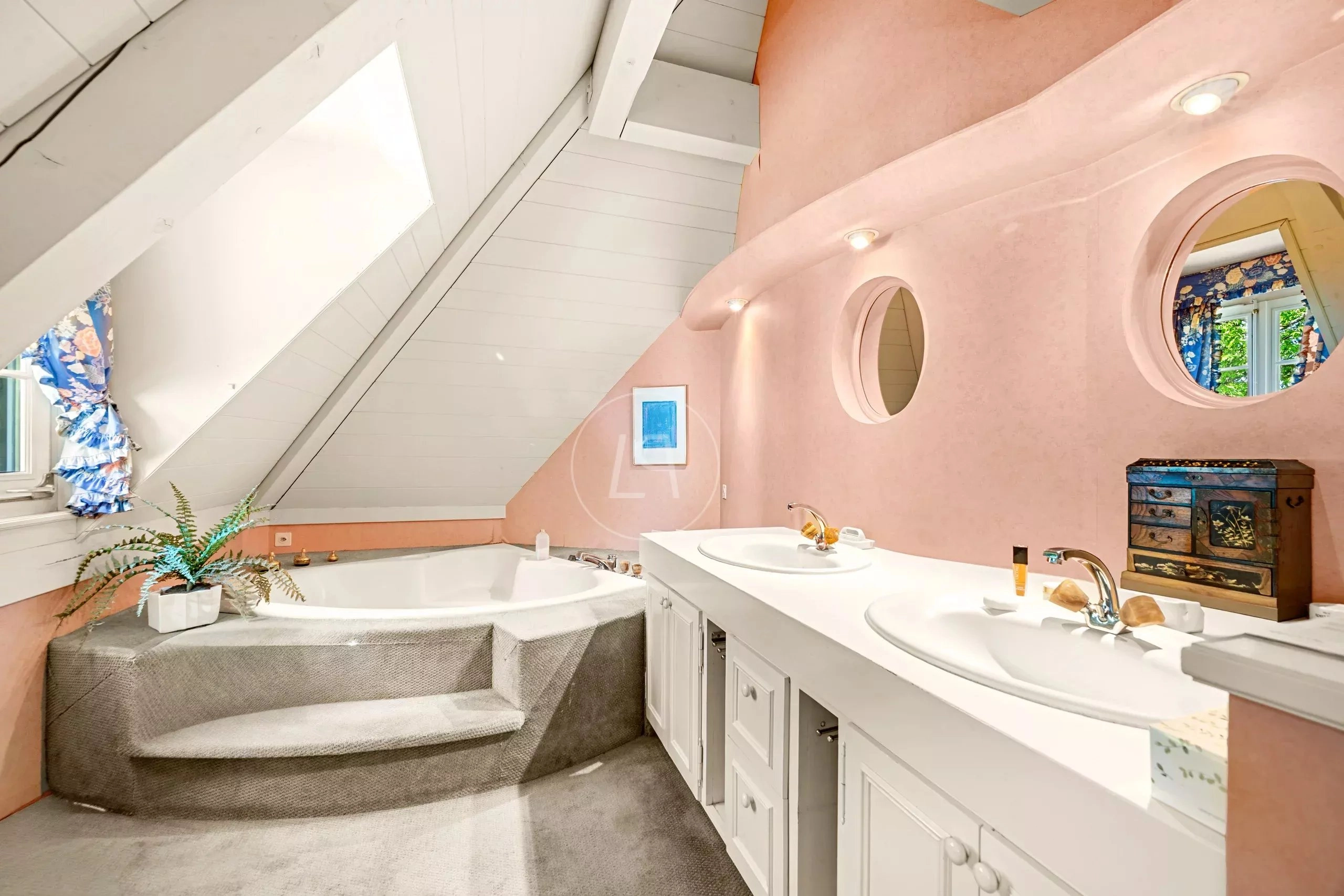 Helles Dachgeschoss-Badezimmer mit Doppelwaschtisch und Badewanne