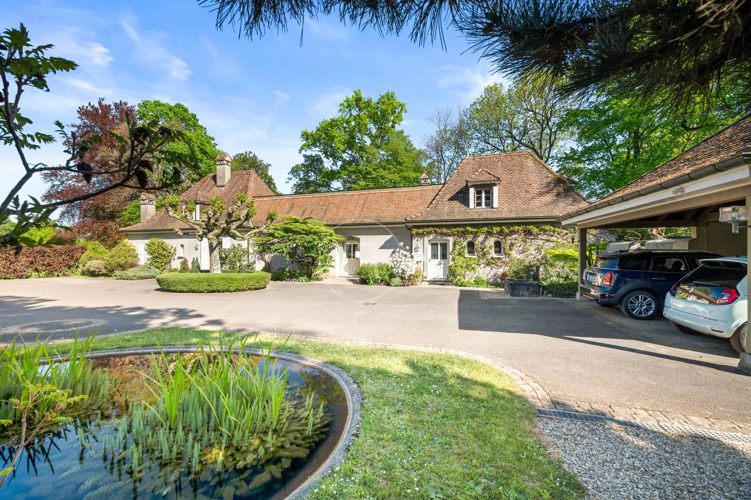 Historisches Landhaus mit Zufahrt und Gartenanlage