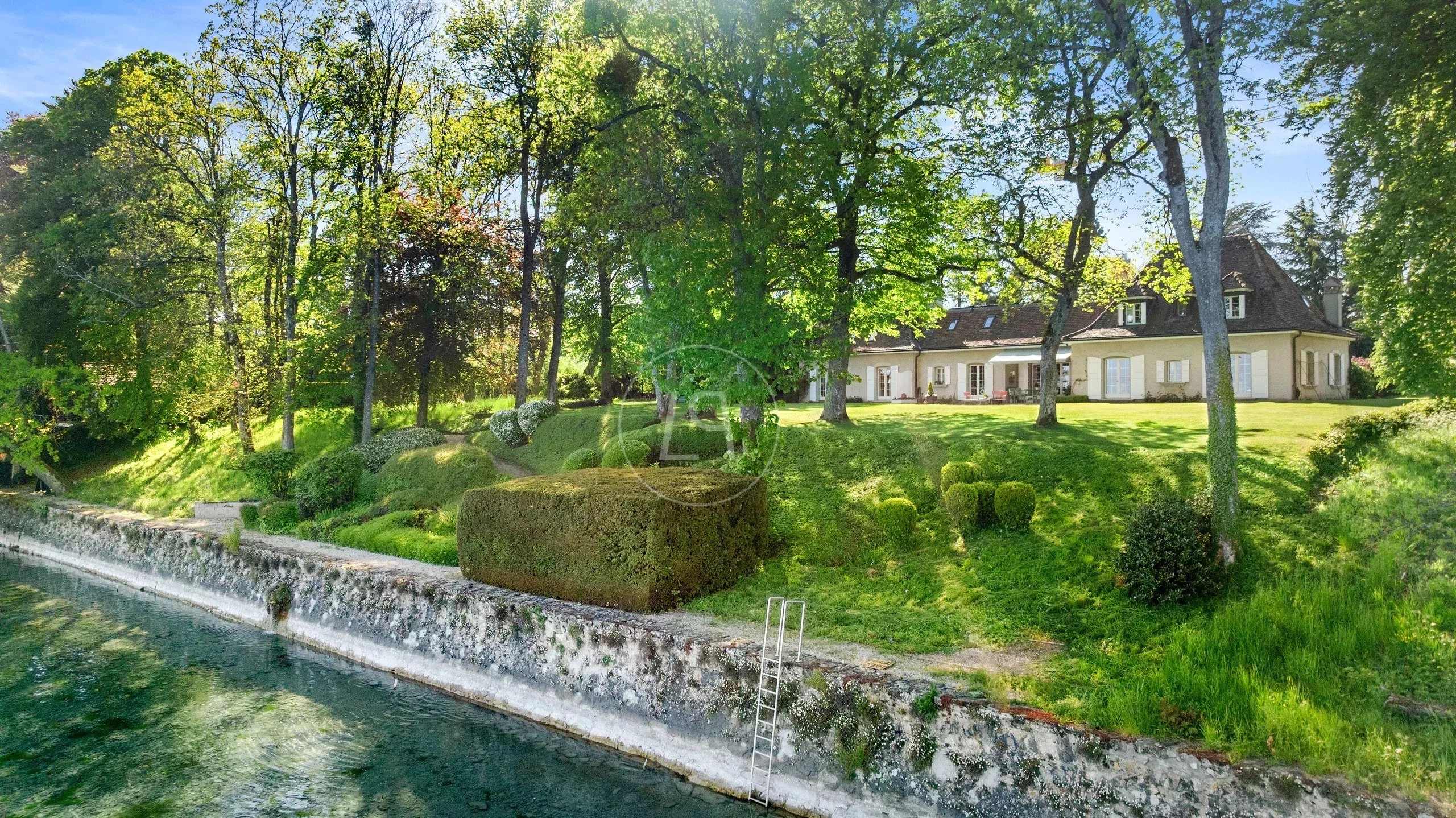 Landschaftsvilla am Wasser