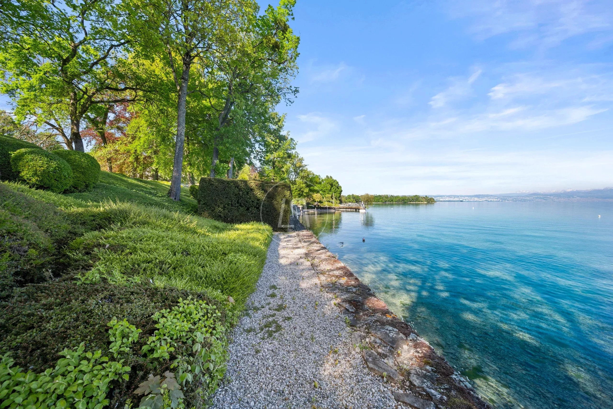 Uferweg am Wasser mit Parkanlage