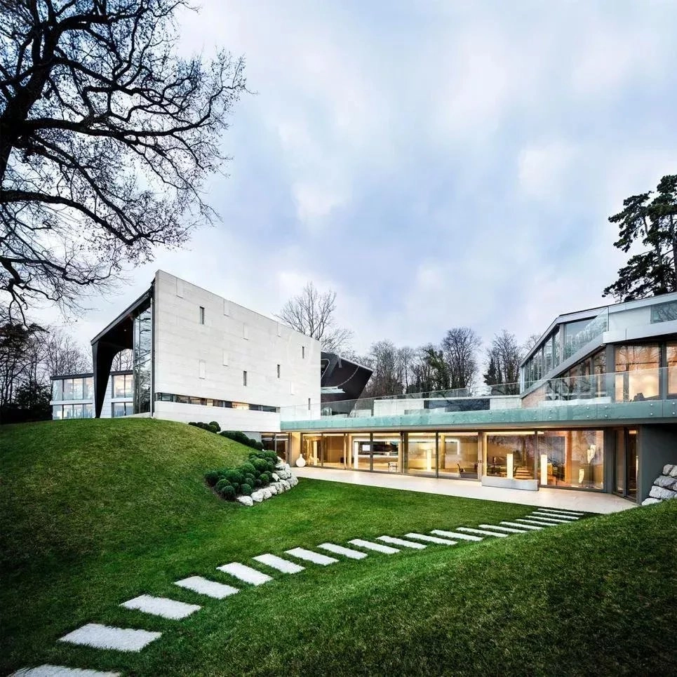 Moderne Villenansicht mit großzügigem Garten