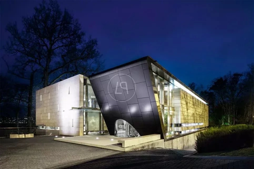Moderne Architektur bei Nacht