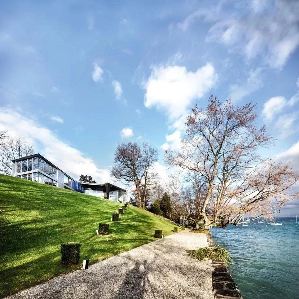Ufergrundstück mit moderner Villa und Seepromenade