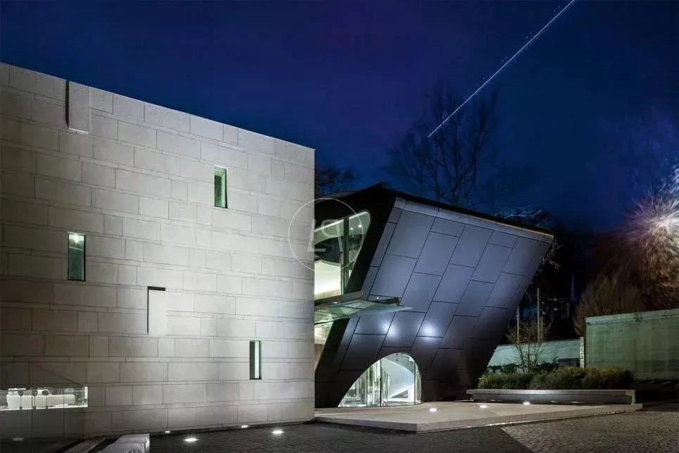 Moderne Architektur bei Nacht