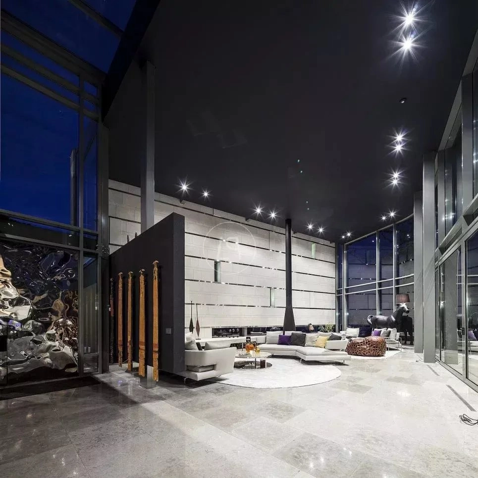 Modernes Luxus-Wohnzimmer mit Glasfassade